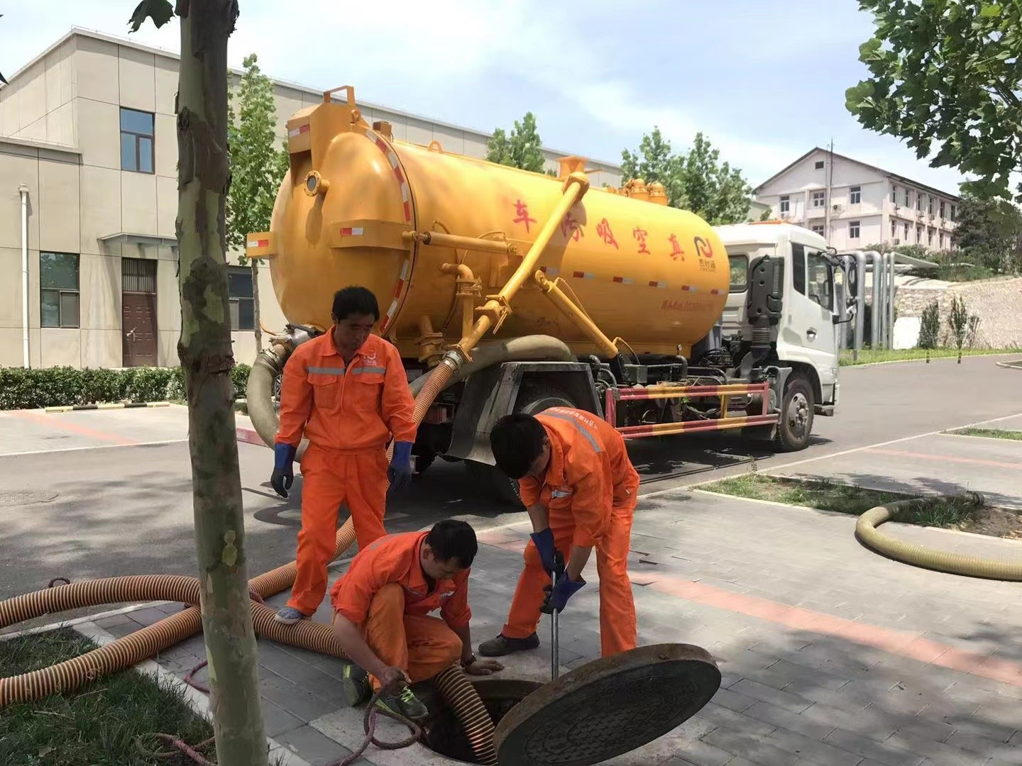 阳山管道疏通车停在窨井附近